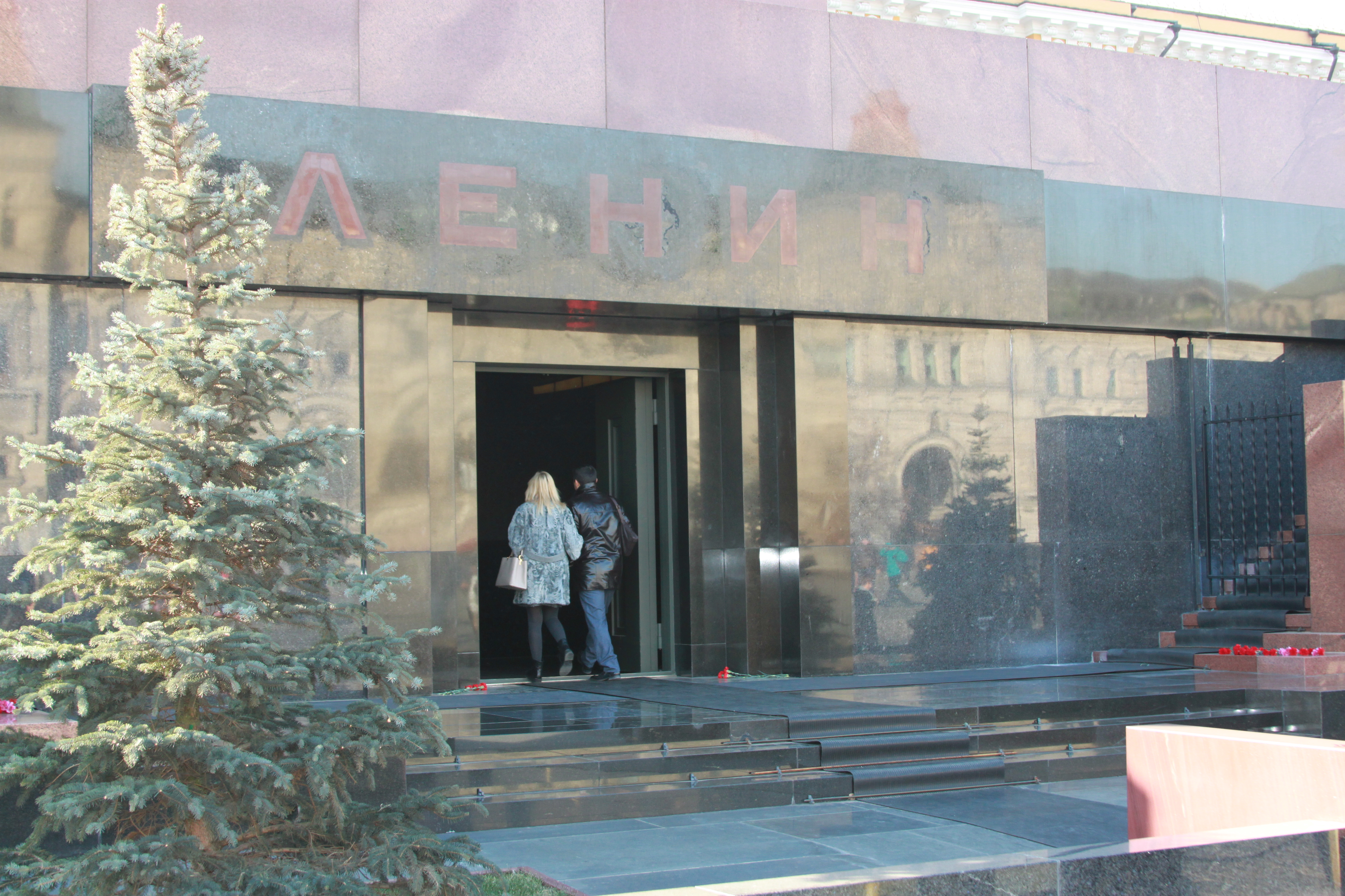 2014 Moscow visiting Lenin Mausoleum.JPG