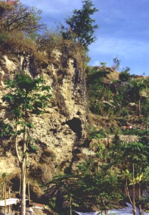 File:Baucau Höhle klein.jpg