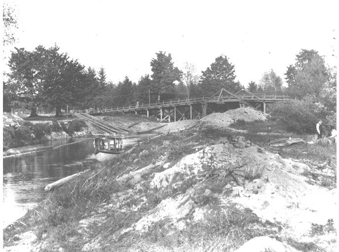 File:Boat under the Redmond Bridge over Sammamish Slough on Decoration Day, May 30, 1913 (KIEHL 116).jpeg