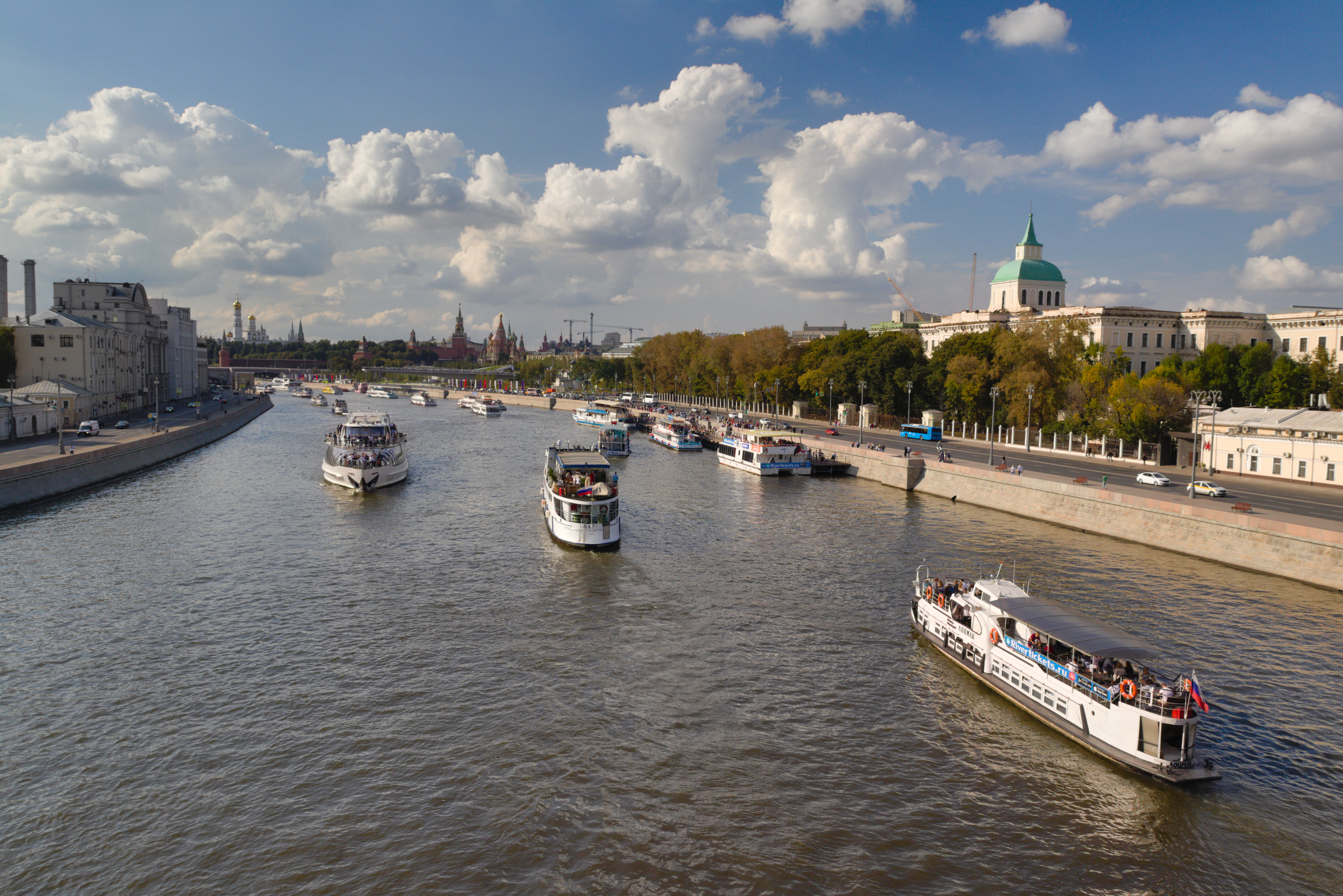 Москва река основная мысль. Moskva River. Moskva River Boats. Нижняя Москва река. Верхняя Москва река.