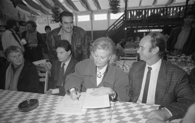 File:Bundesarchiv B 145 Bild-F085452-0005, St. Augustin, Hannelore Kohl, "Pützchens Markt".jpg