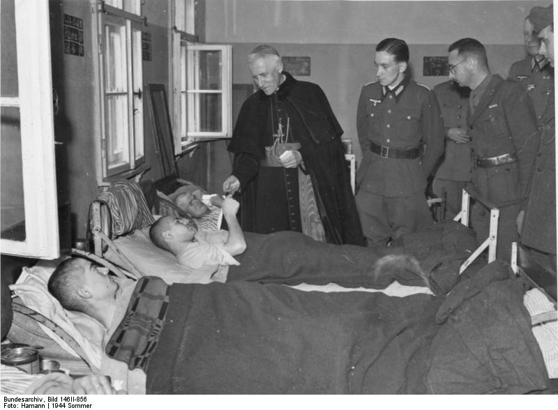 File:Bundesarchiv Bild 146II-856, Nuntius Orsenigo besucht Kriegsgefangenenlager.jpg