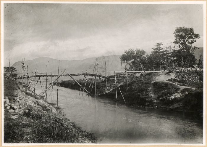 File:COLLECTIE TROPENMUSEUM Brug over een kanaal bij Pangoeroeran TMnr 10018538.jpg