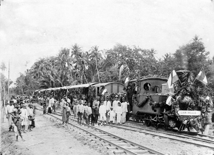 File:COLLECTIE TROPENMUSEUM Feestelijke opening van het 6 KM lange spoorlijntje van de Atjeh-tram Beureunoen - Lammeulo TMnr 10013992.jpg