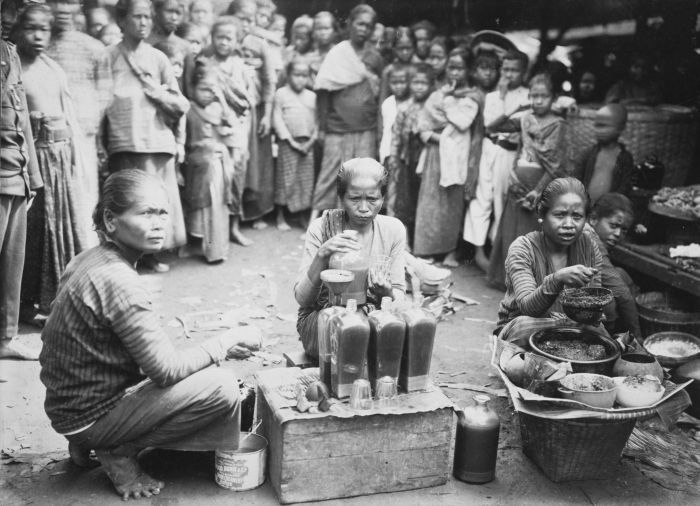 COLLECTIE TROPENMUSEUM Vrouwen tijdens de bereiding van jamu een traditioneel geneesmiddel op de markt te Jogjakarta TMnr 60027026