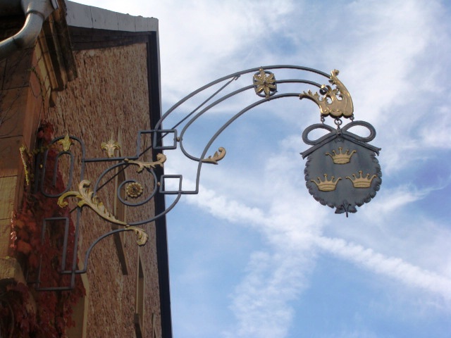 File:D-6-75-174-195 Schild am Gasthaus, Volkach-Eichfeld.JPG