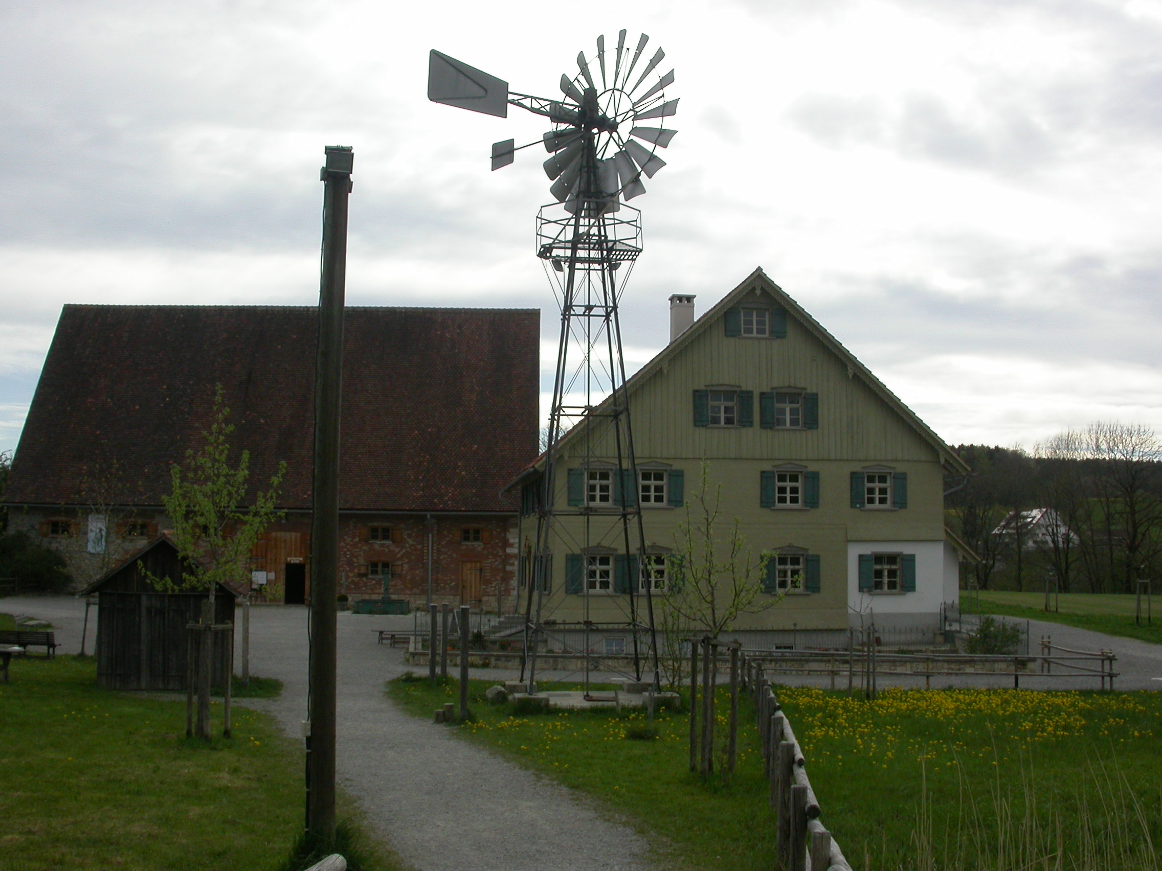 Eingangsbereich des Bauernhaus-Museums Wolfegg mit Blaserhof, Windrad und Zehntscheuer