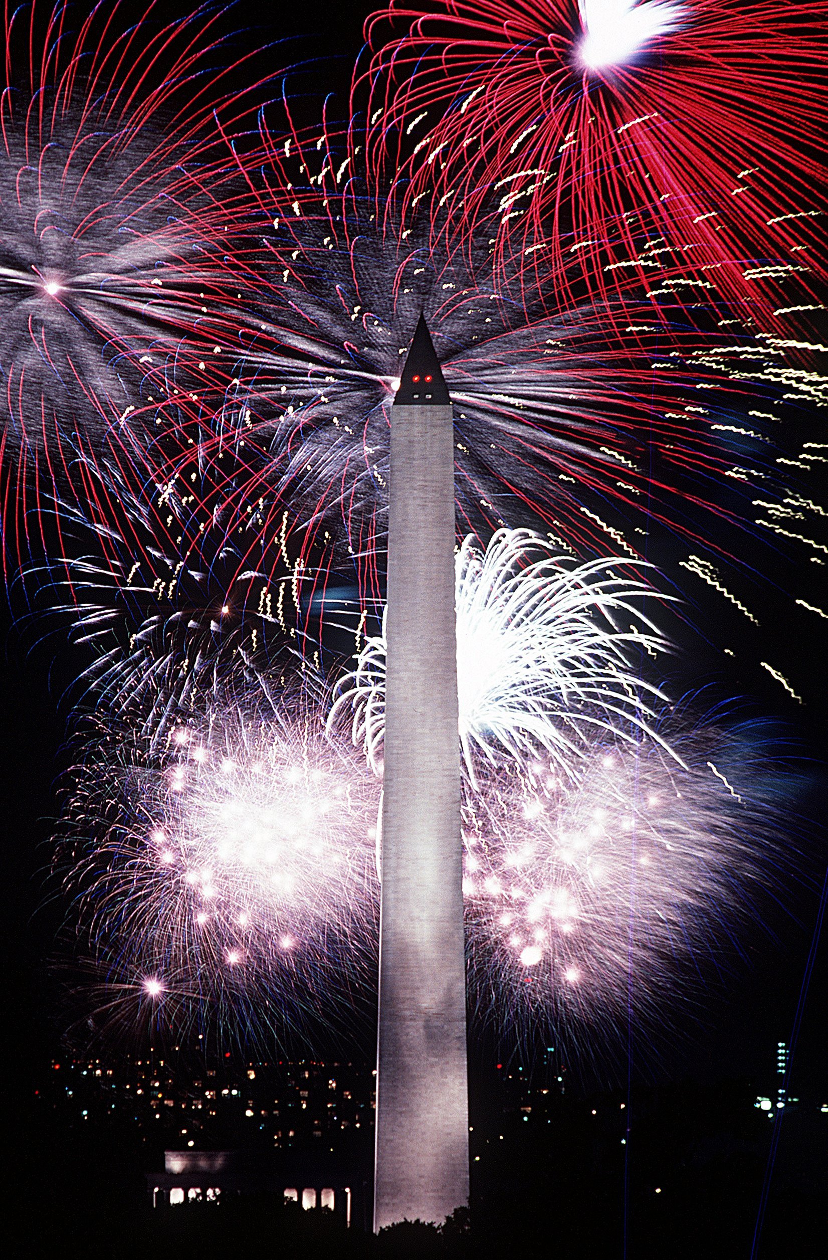 FileFourth of July fireworks behind the Washington Monument, 1986.jpg