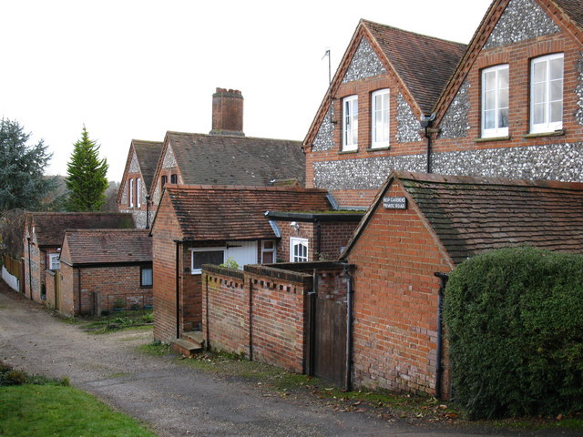 File:Hop Gardens - geograph.org.uk - 1588800.jpg