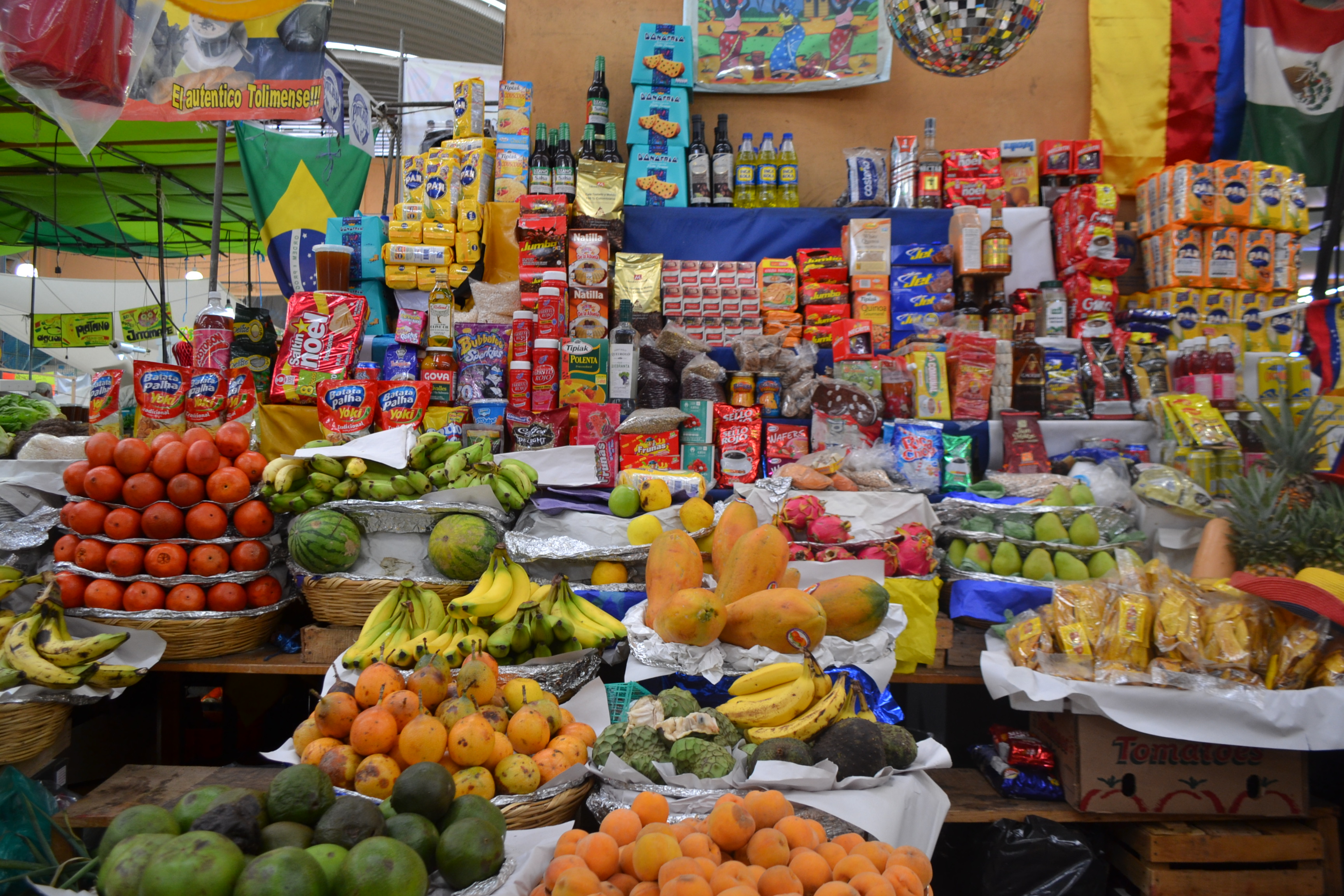 File:Local de venta de frutas, verduras y otros productos empaquetados en el Mercado de M