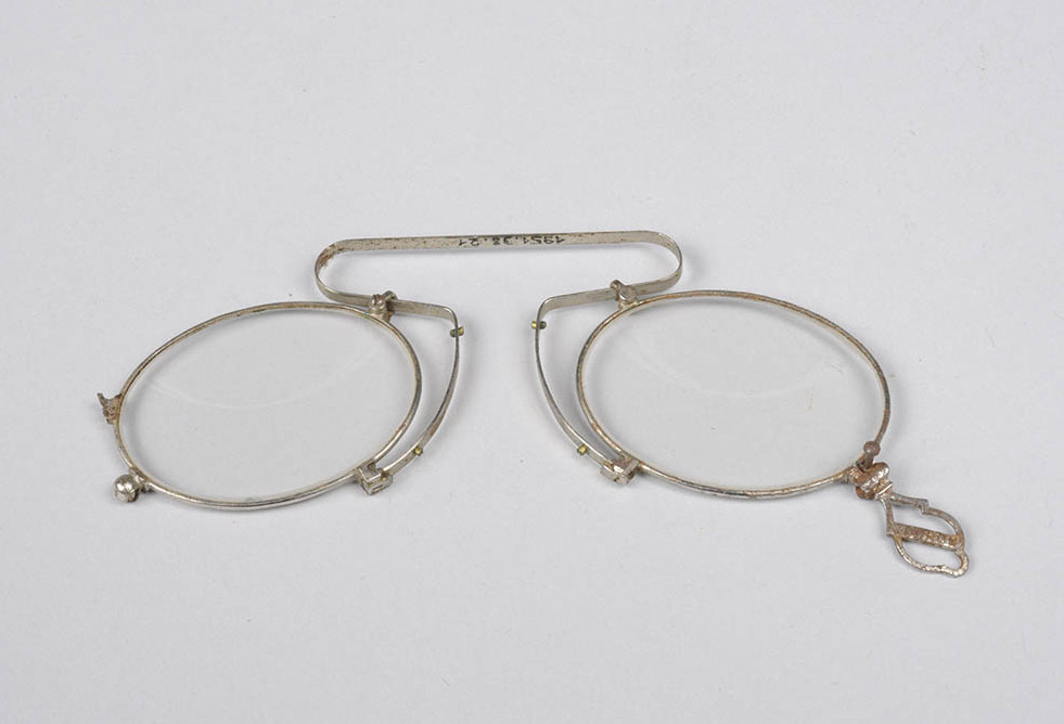 pince-nez — Wiktionnaire, le dictionnaire libre