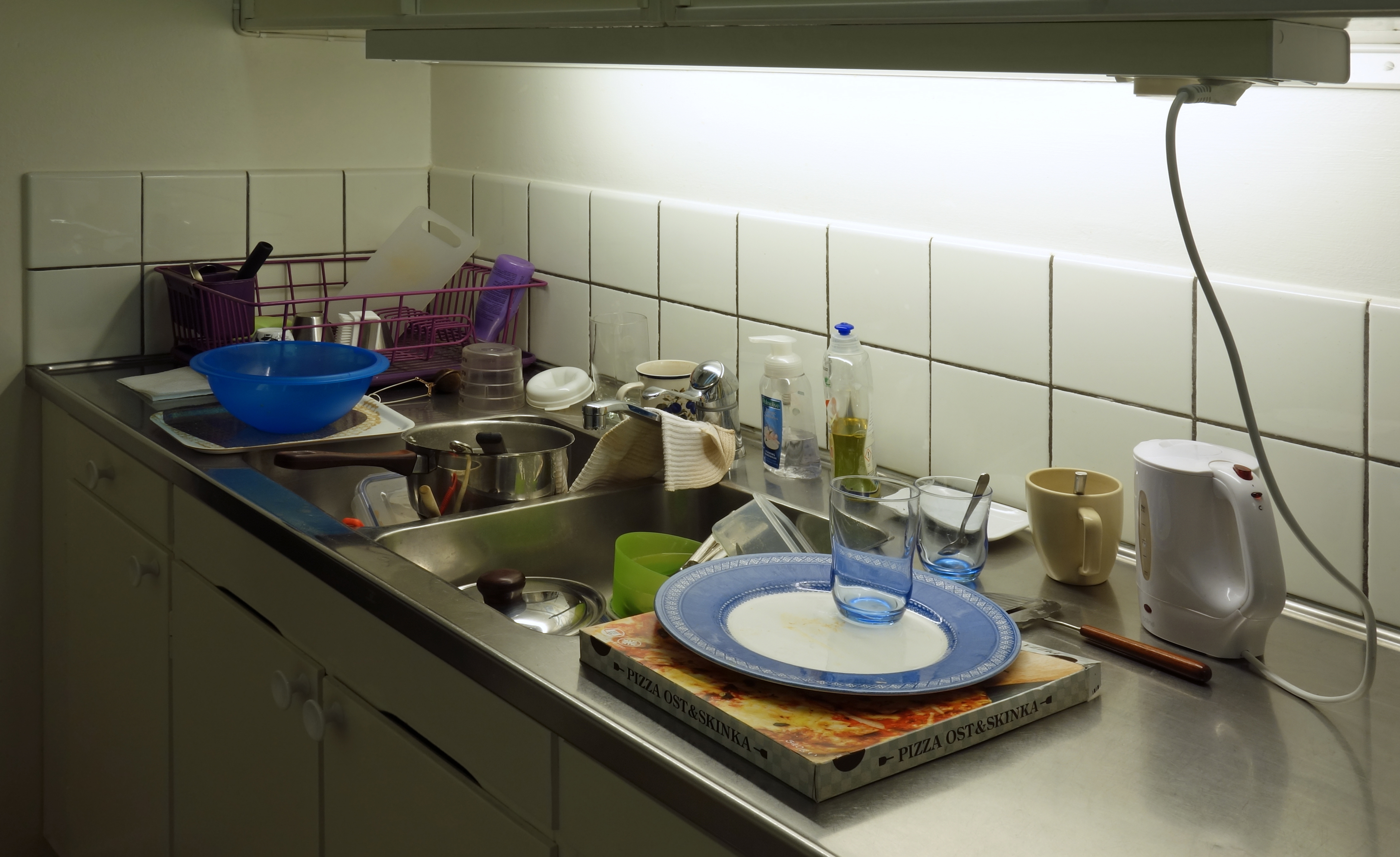 Кухонная раковина с грязной посудой