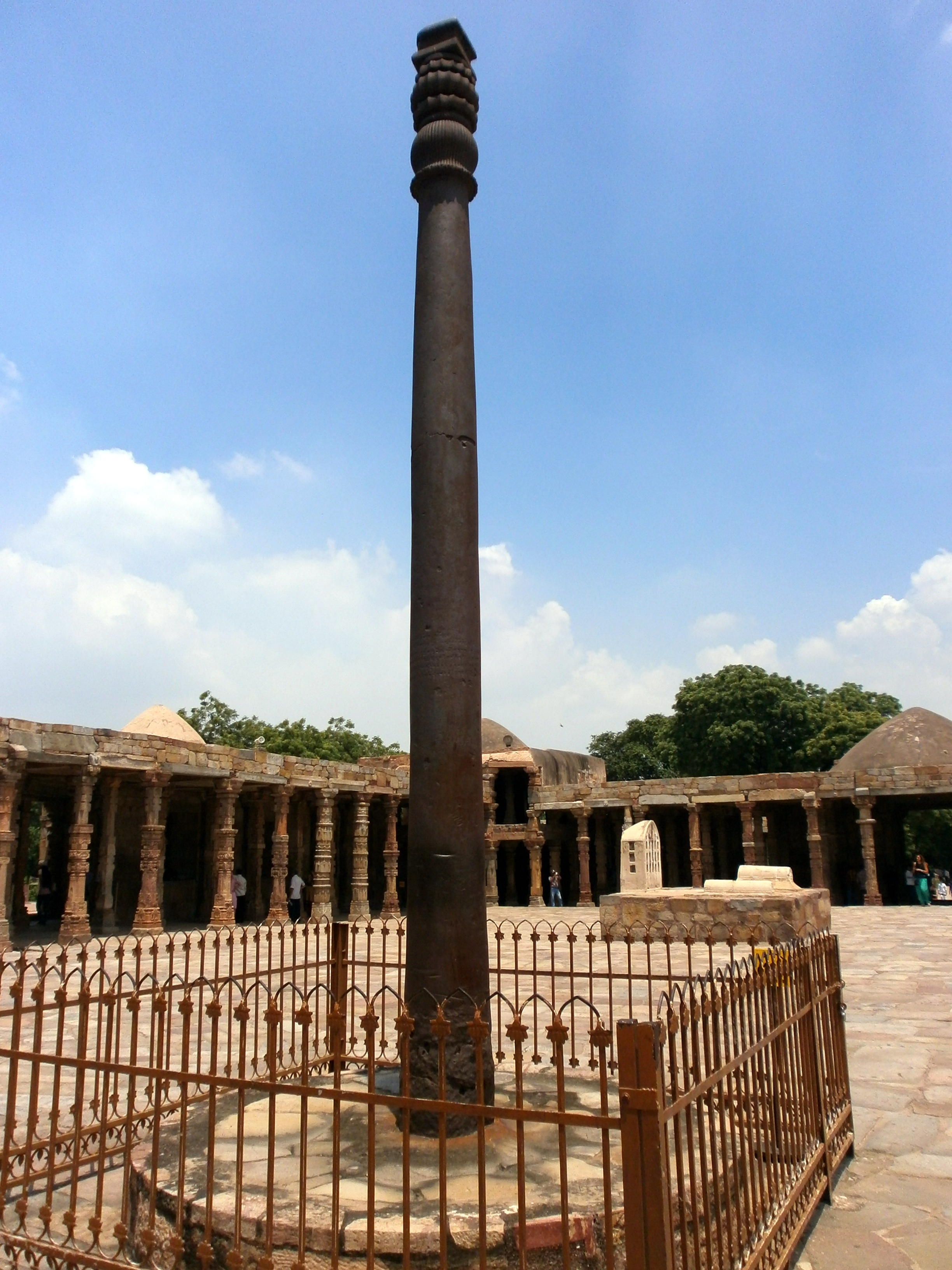 Отлитую из чистого железа. Железный столб Дели. Железный столб в Индии. Железная колонна в Дели. Кутб Минар железная колонна.
