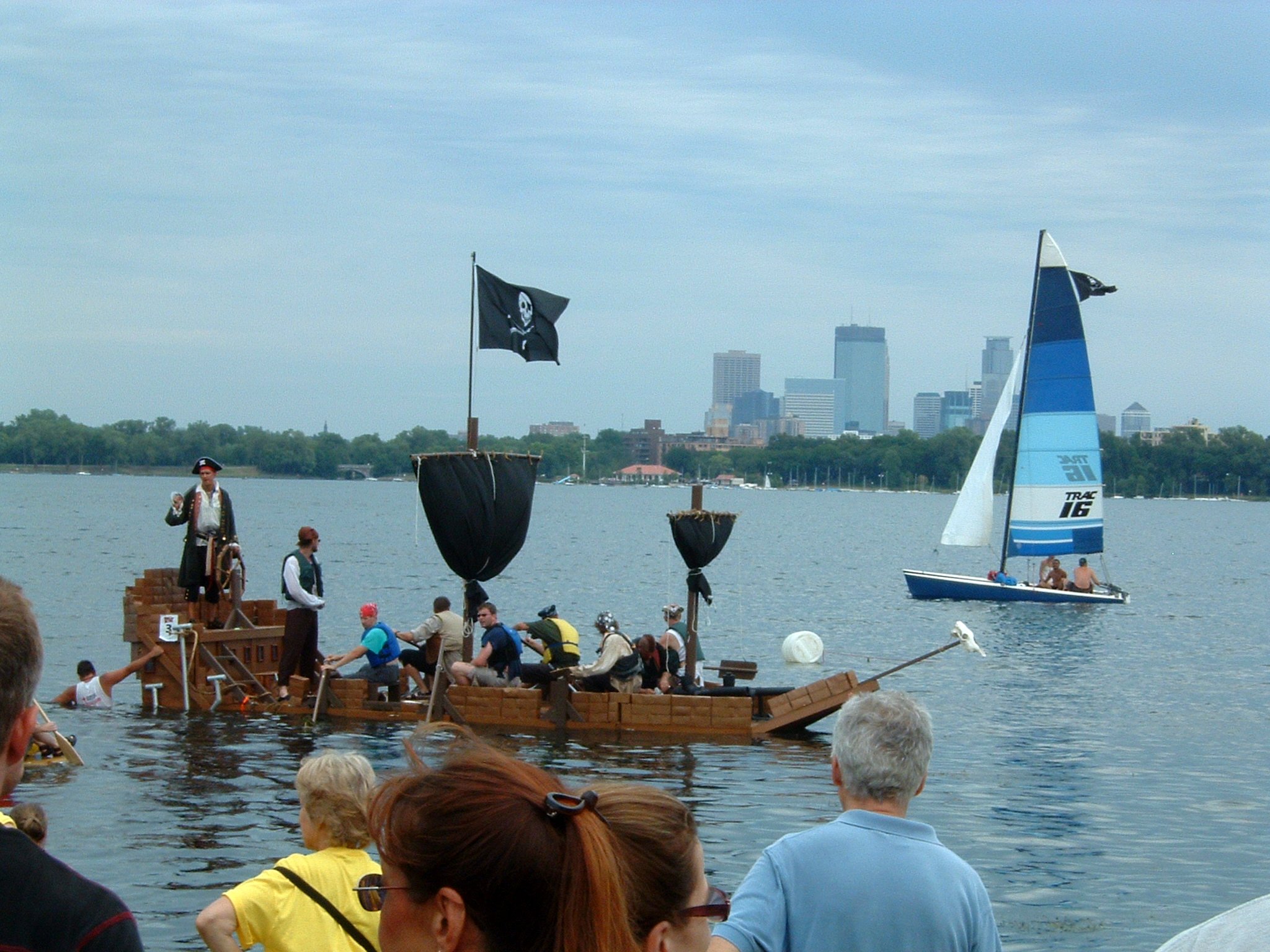 File:Milk Carton Boat Race-Minneapolis-2005-07-24.jpg 