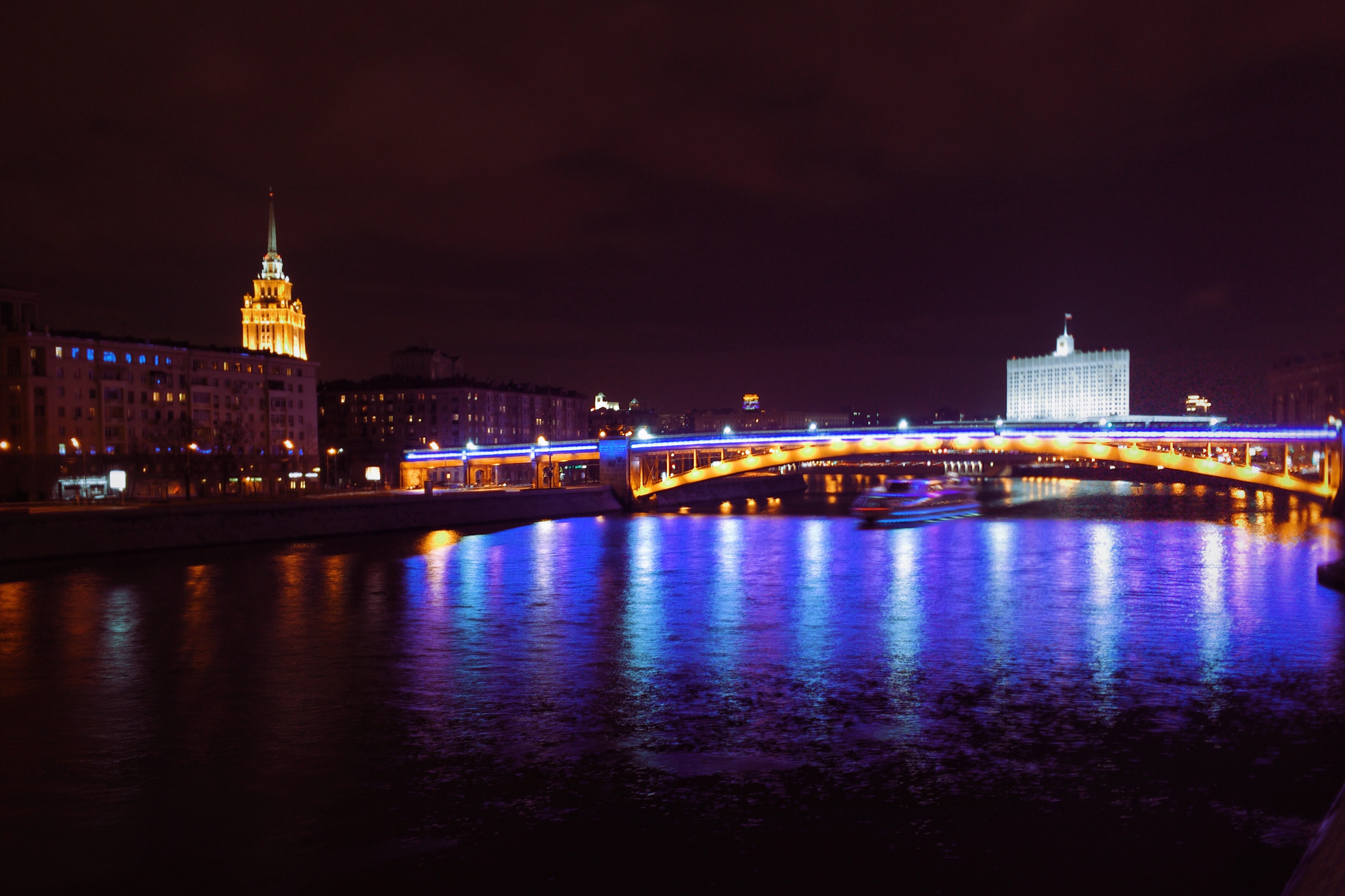 Москва видео. Смоленский метромост подсветка. Белые ночи в Москве. Ночная жизнь Москвы. Самая короткая ночь в Москве.