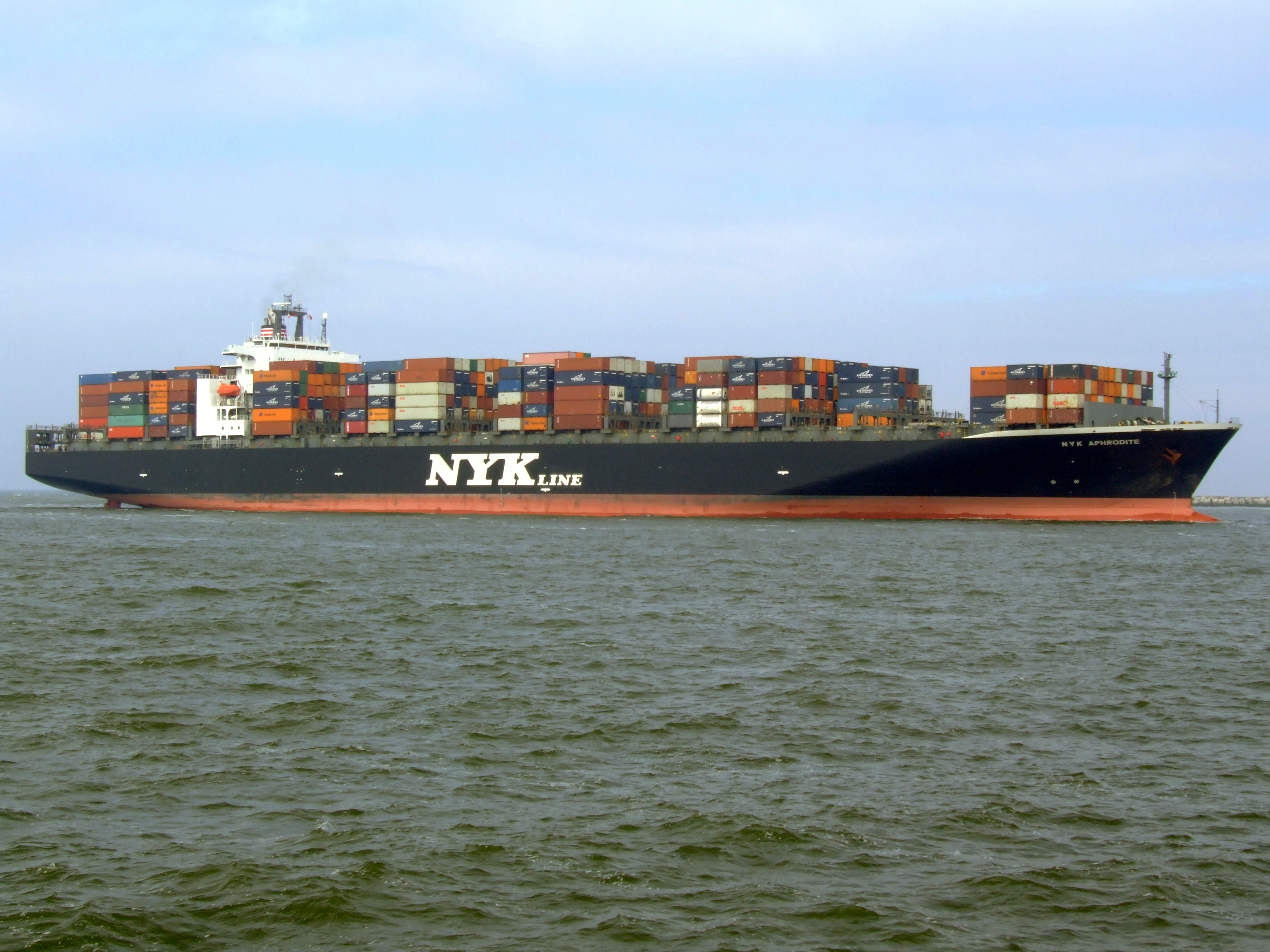 https://upload.wikimedia.org/wikipedia/commons/6/68/Nyk_Aphrodite_p2_approaching_Port_of_Rotterdam%2C_Holland_09-Apr-2007.jpg