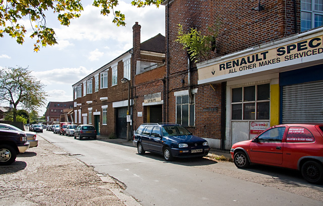 File:Oakwood Avenue - geograph.org.uk - 1494341.jpg