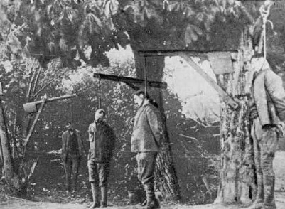 File:Obešeni češki legionarji na italijanski fronti.jpg