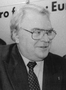 Pierre Mauroy 1990.jpg