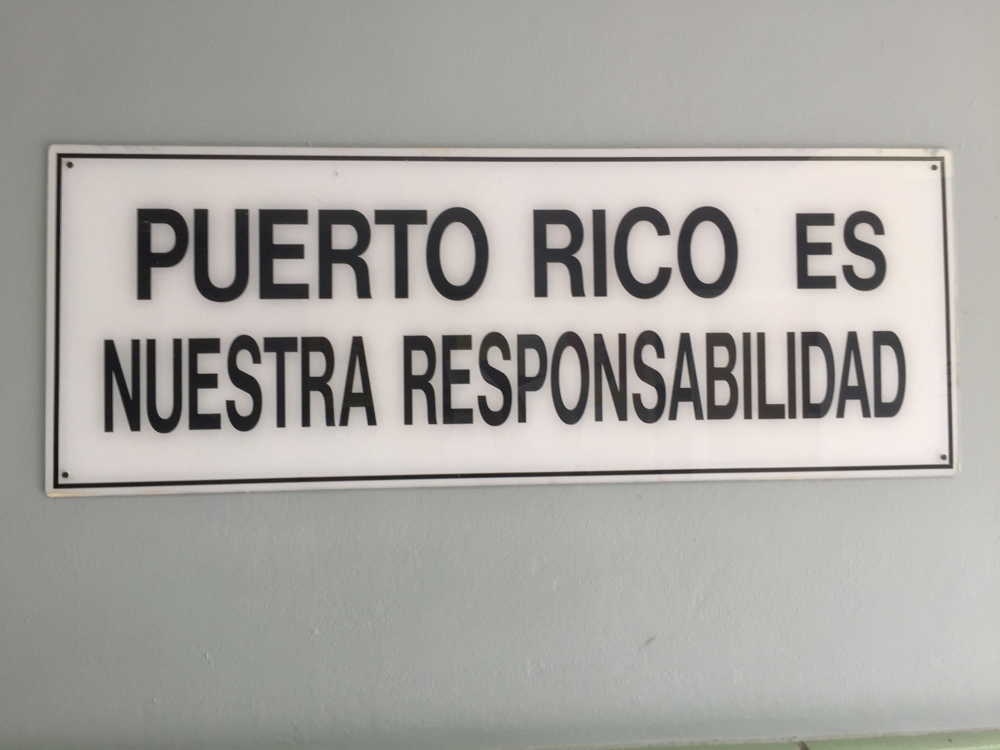 Letrero en el departamento de humanidades de Aguadilla