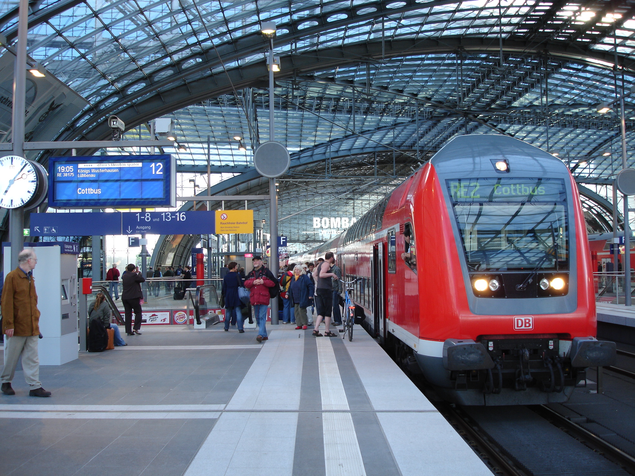 Жд вокзал транспорт автобусы. Berlin Hbf вокзал.