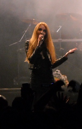 File:Simone Simons em um concerto em América do Sul.jpg