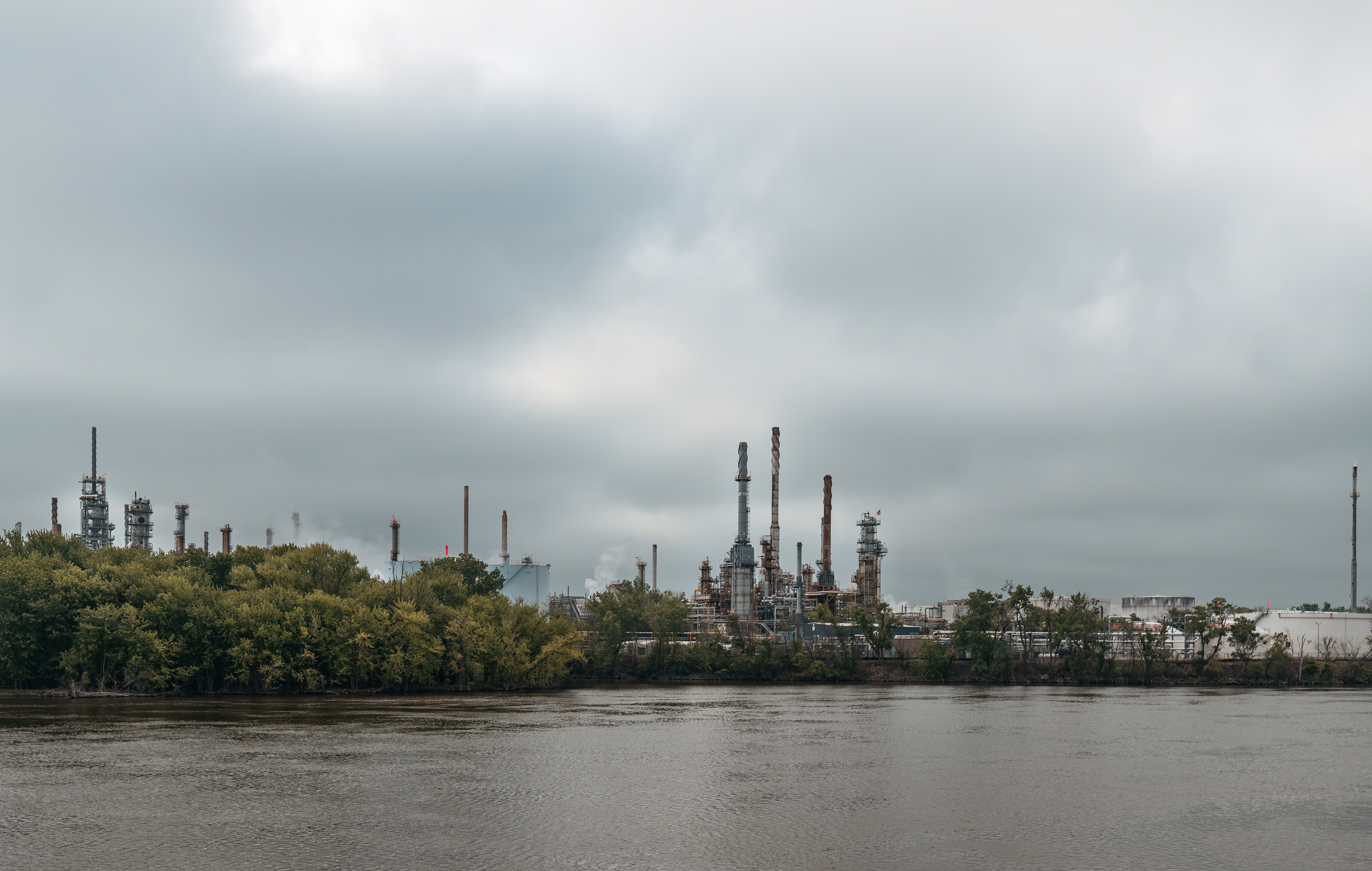File:St. Paul Park Refinery on the Mississippi River - Marathon Petro  (42253422592).jpg - Wikimedia Commons