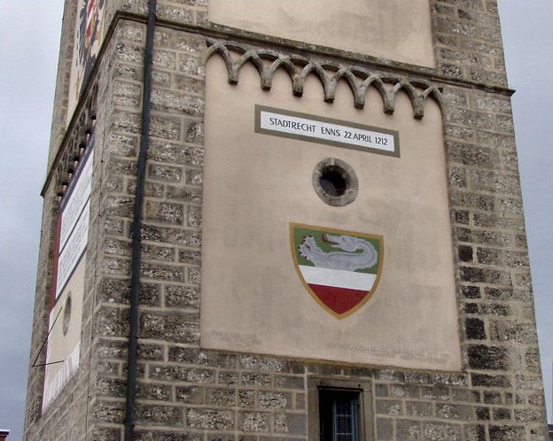 File:Stadtturm von Enns mit Wappen.jpg