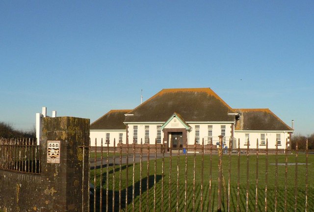 File:Sturminster Marshall, pumping station and coat of arms - geograph.org.uk - 1072409.jpg