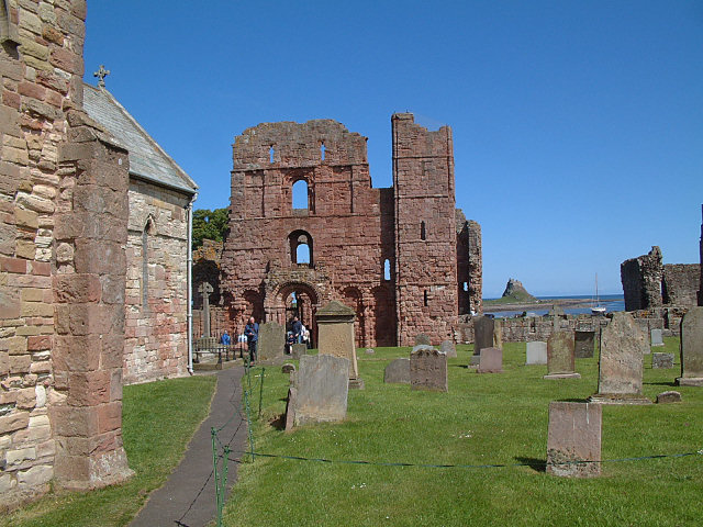 File:The Priory, The Church and the Castle^ - geograph.org.uk - 16069.jpg