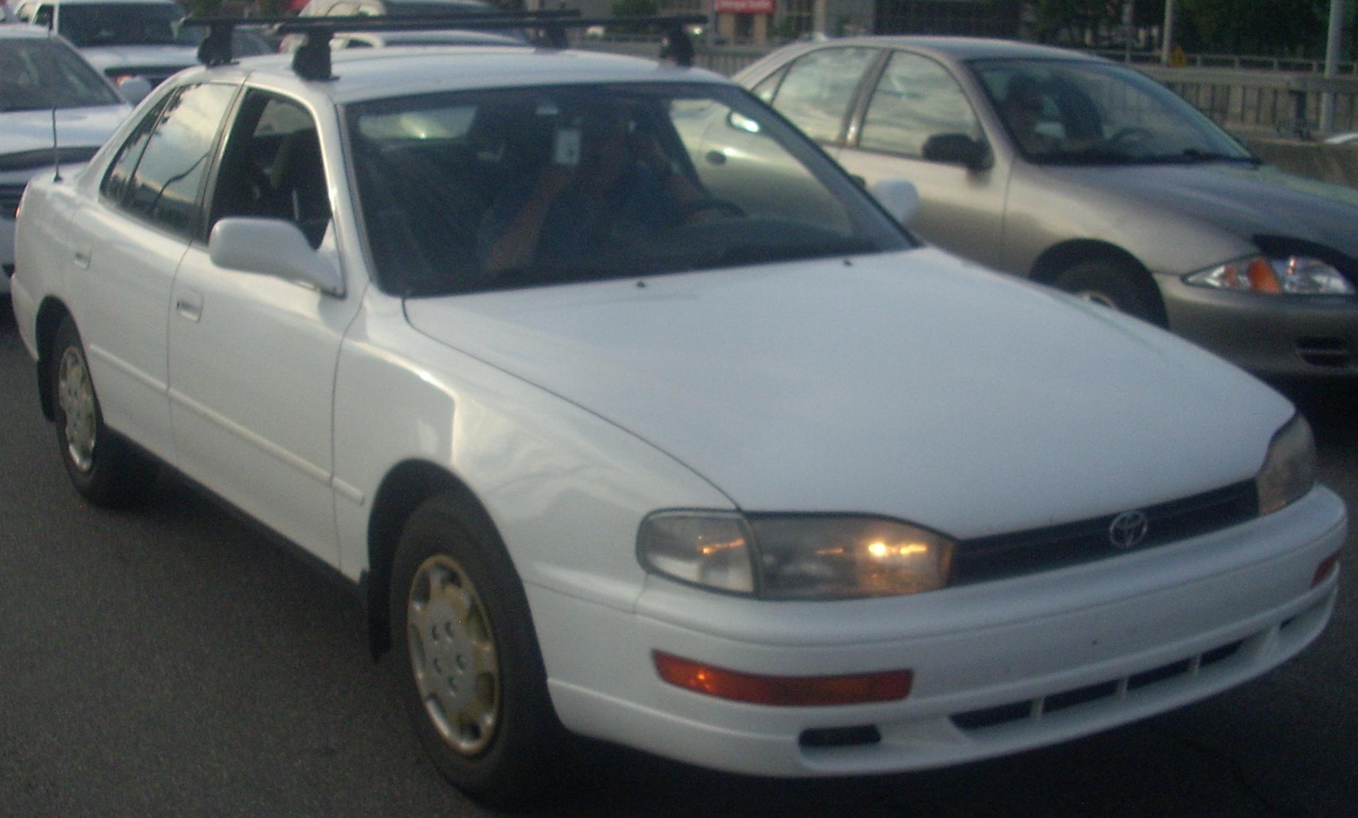 File:Toyota Camry Sedan 1992-94.jpg - Wikimedia Commons