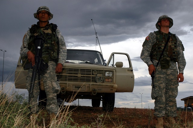 File:ARNG soldiers watch Mexican border in Arizona, July 2006.jpg