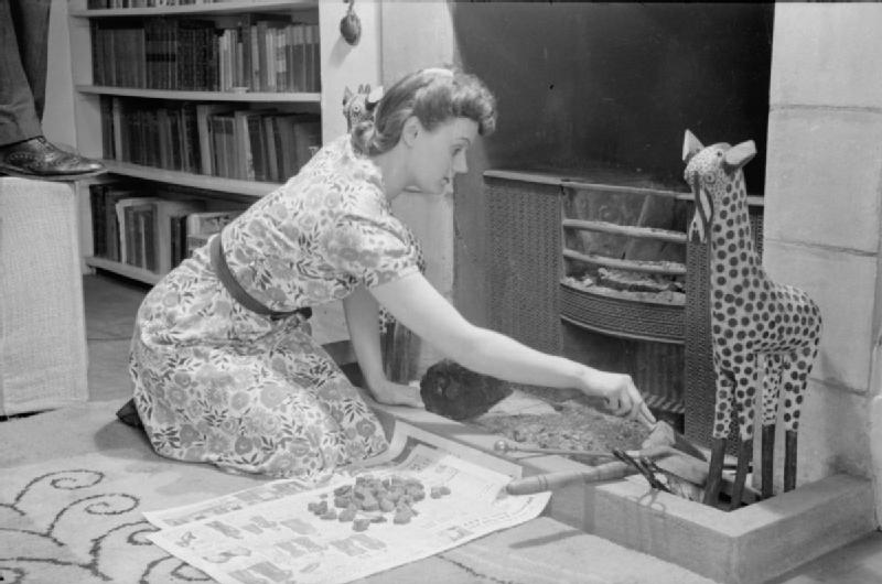 File:A Day in the Life of a Wartime Housewife- Everyday Life in London, England, 1941 D2366.jpg