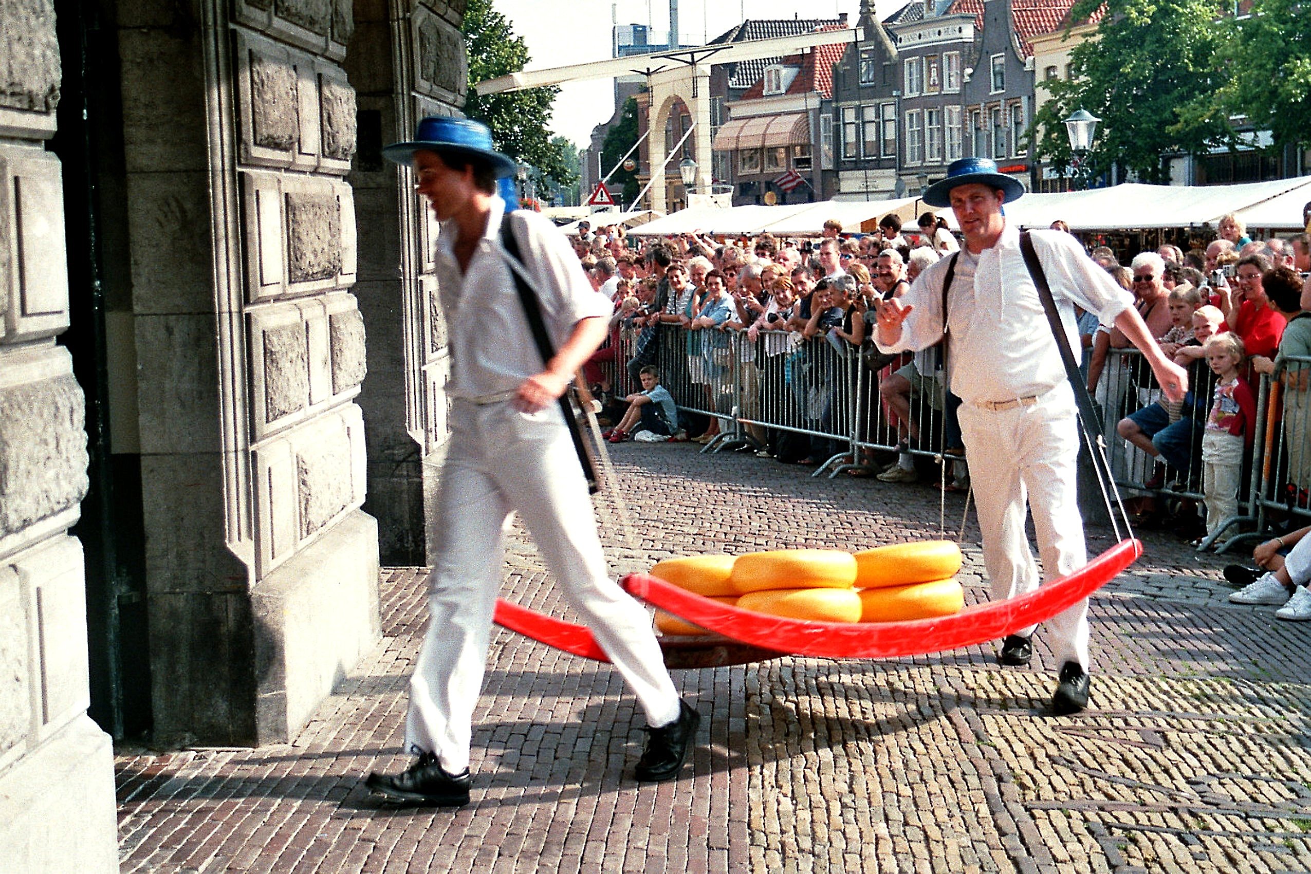 One handed clearance wheelbarrow