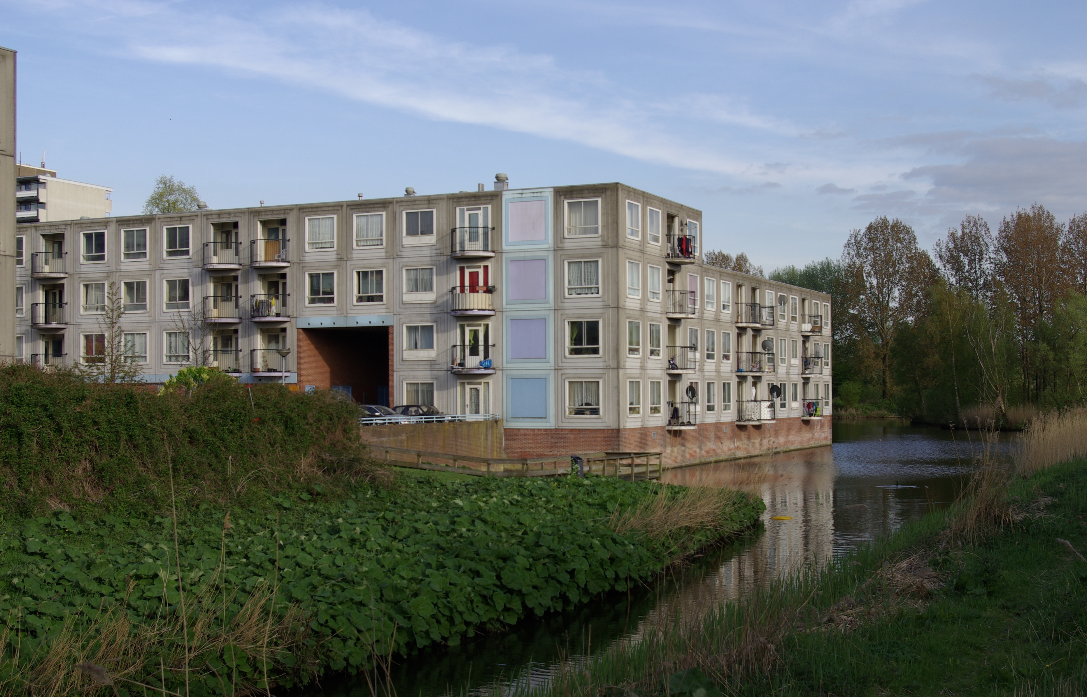 https://upload.wikimedia.org/wikipedia/commons/6/69/Amsterdam_Zuidoost_Flat_Heesterveld_001.JPG