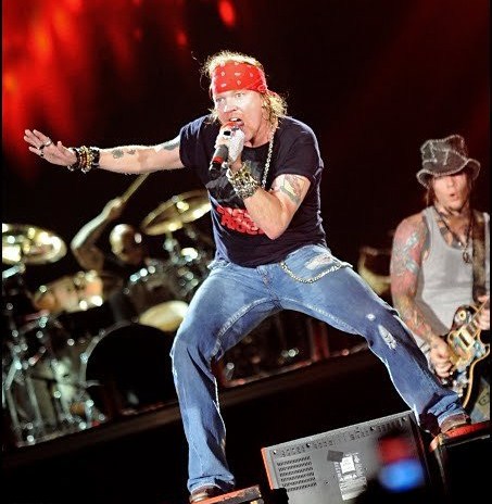 Axl_rose_2010_concert.jpg