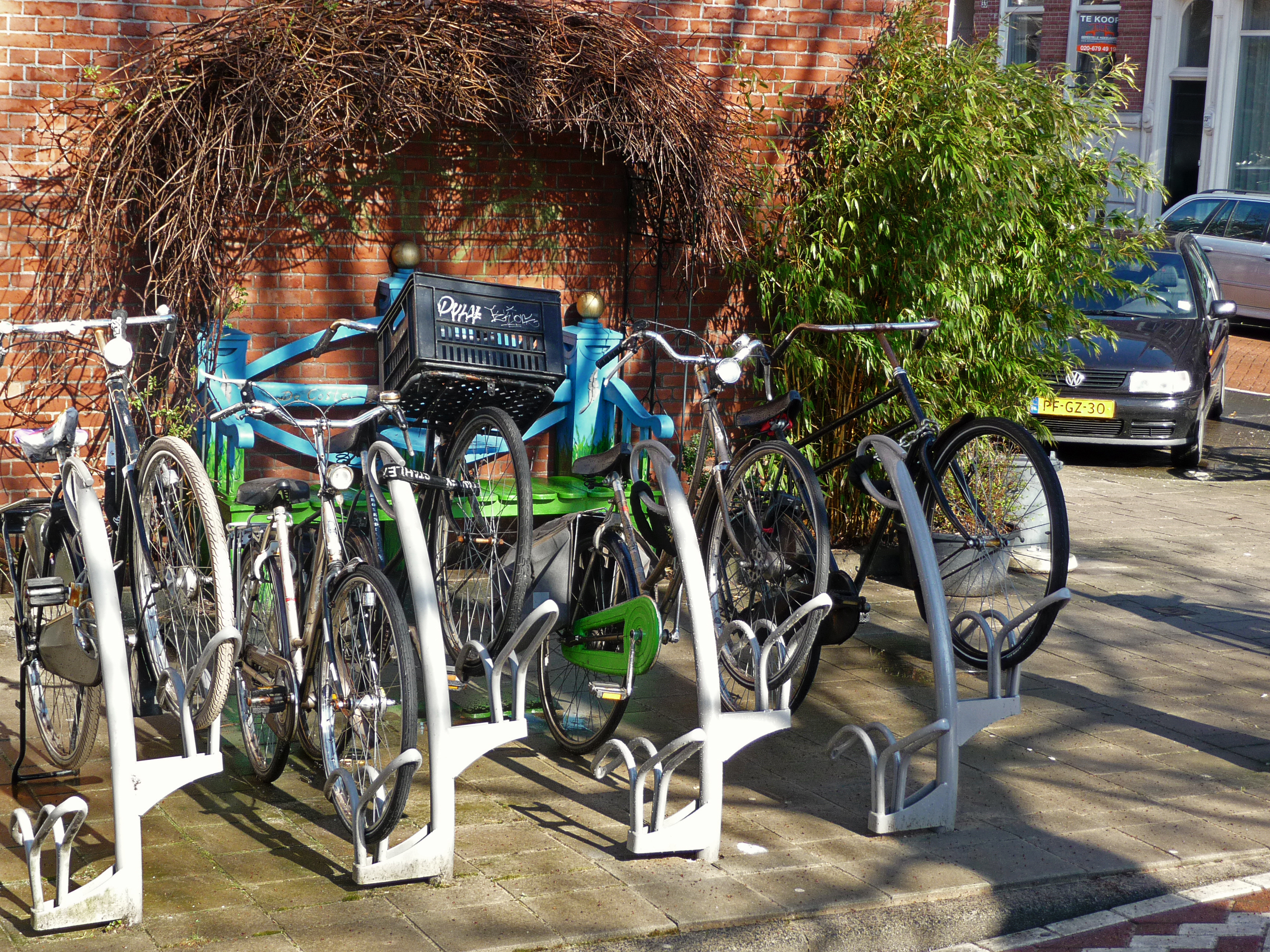 Garantie insect Vriendin File:Bicycles in a bicycle stand in the city, on the Da Costakade in  Amsterdam-West.jpg - Wikimedia Commons