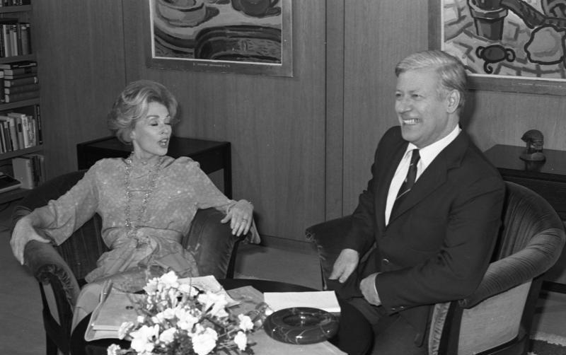 File:Bundesarchiv B 145 Bild-F062649-0009, Lilli Palmer interviewt Helmut Schmidt.jpg