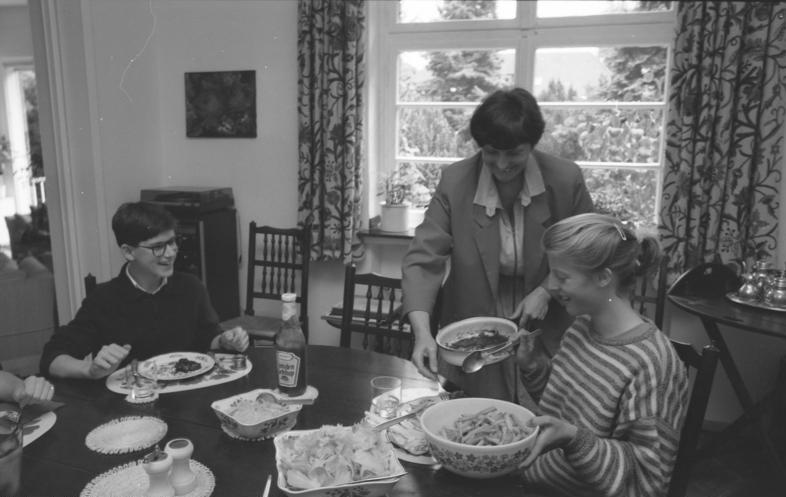 File:Bundesarchiv B 145 Bild-F079062-0006, Bonn, Familie in ihrem Haus.jpg