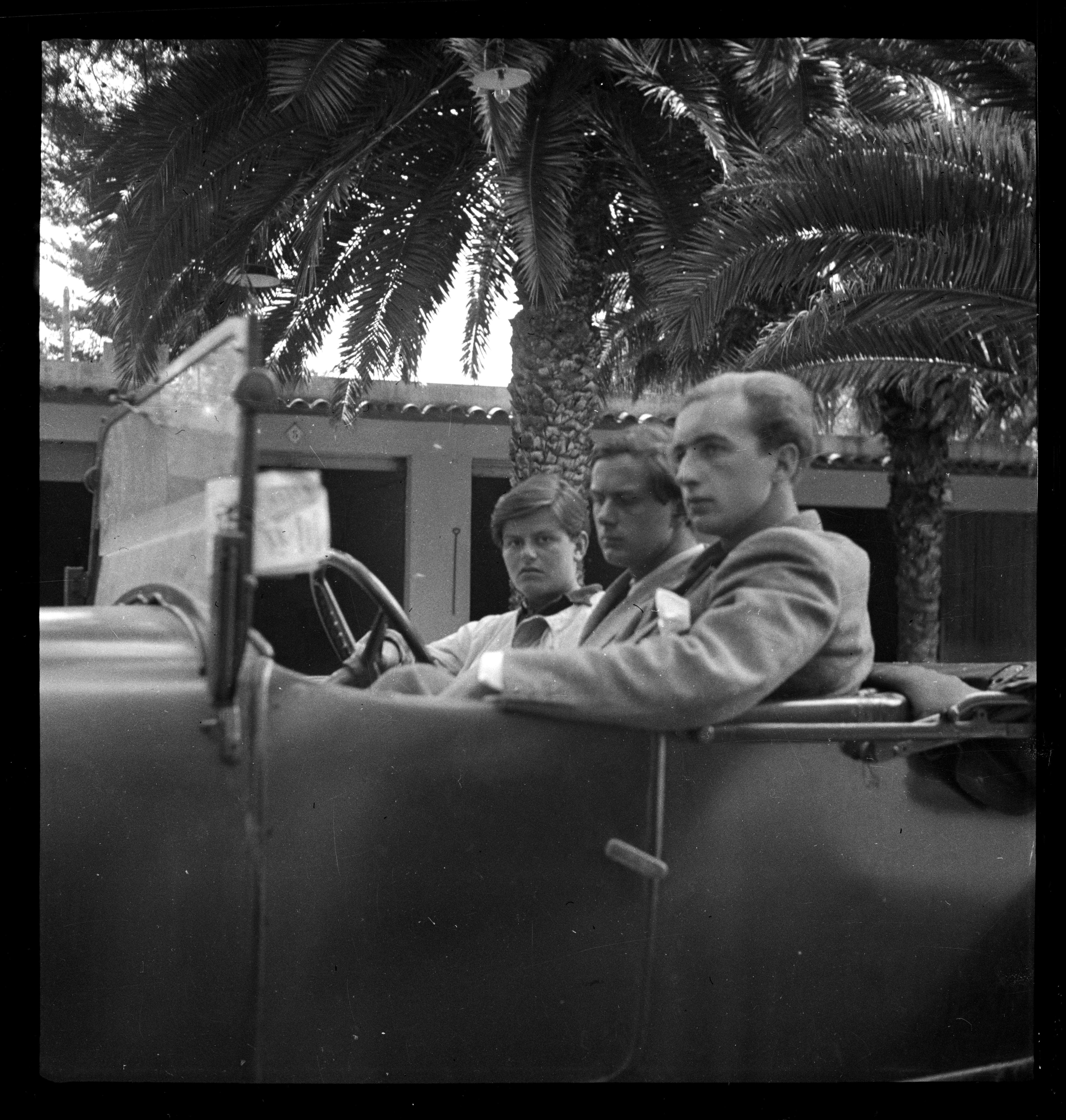 Elisabeth Mann und Bruder Michael Mann mit Begleiter in [[Bandol