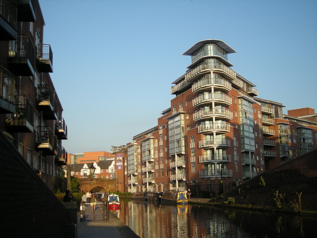 File:Canalside living 21st century style - geograph.org.uk - 791468.jpg