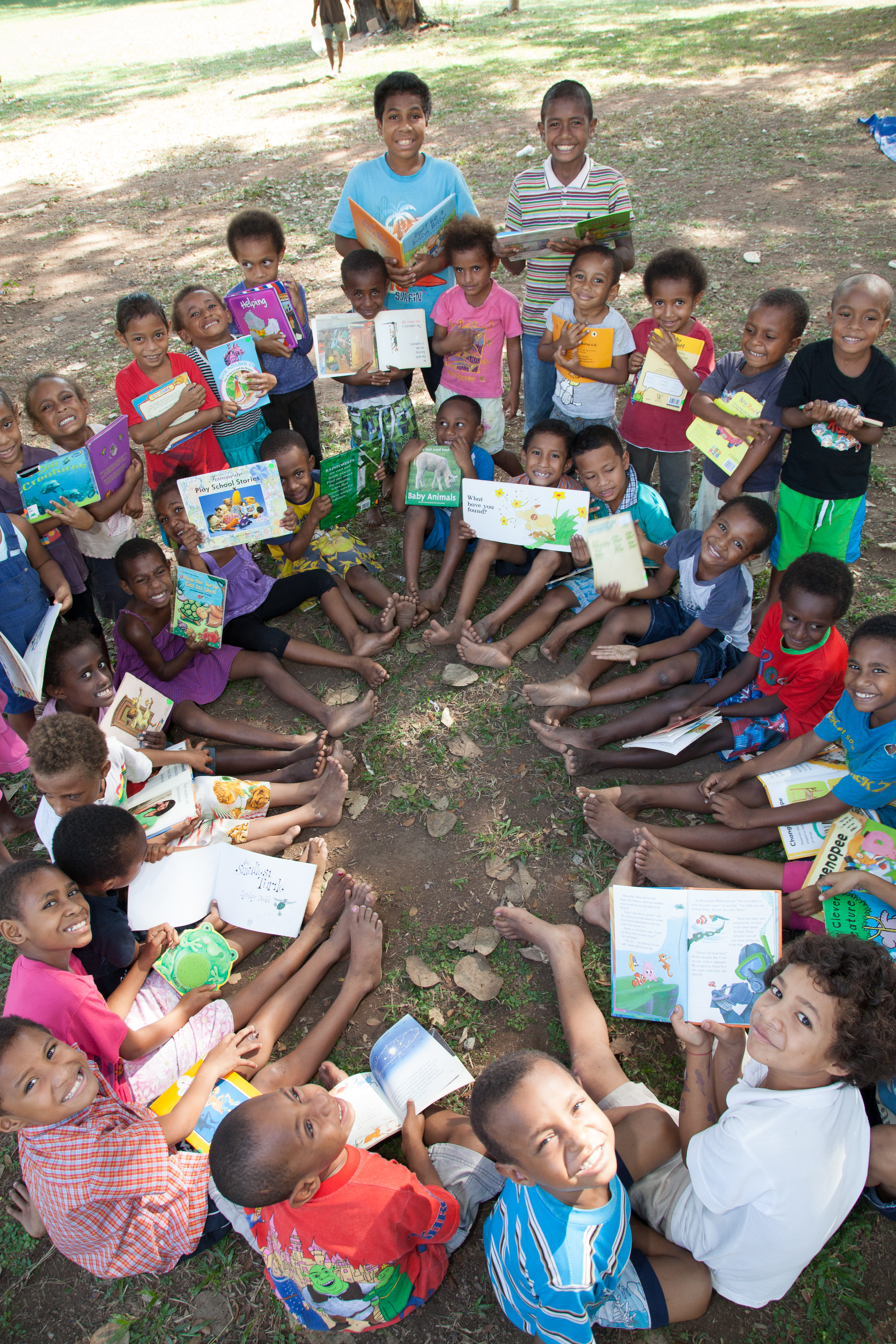 https://upload.wikimedia.org/wikipedia/commons/6/69/Children_at_Buk_bilong_Pikinini_%28books_for_children%29._Port_Moresby%2C_Papua_New_Guinea._%2810682223463%29.jpg
