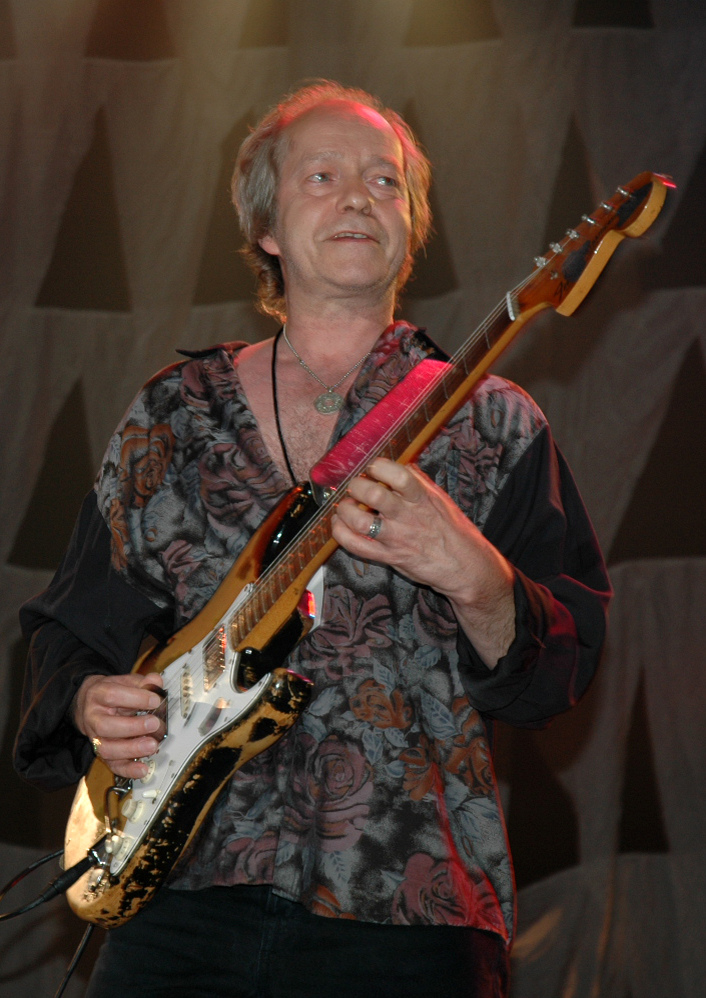 Bell performing on the day of the unveiling of the statue for former bandmate [[Phil Lynott]], 2005