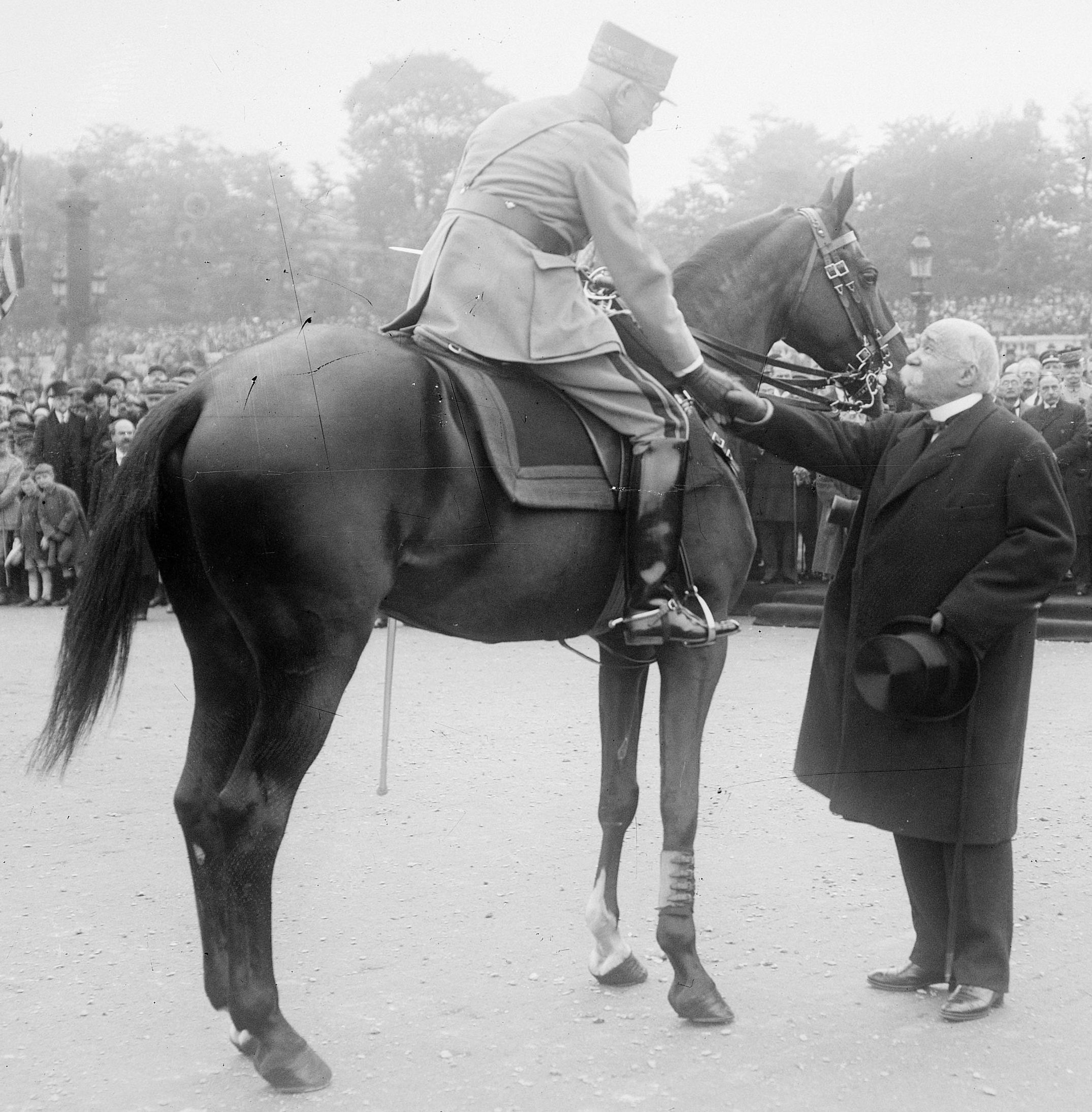 Képi du général de division (ayant un commandement supérieur) PILLOT F%C3%AAte_de_l%27Independence_Day%2C_M._Cl%C3%A9menceau_et_le_g%C3%A9n%C3%A9ral_Pillot%2C_4-7-19%2C_%28cropped%29