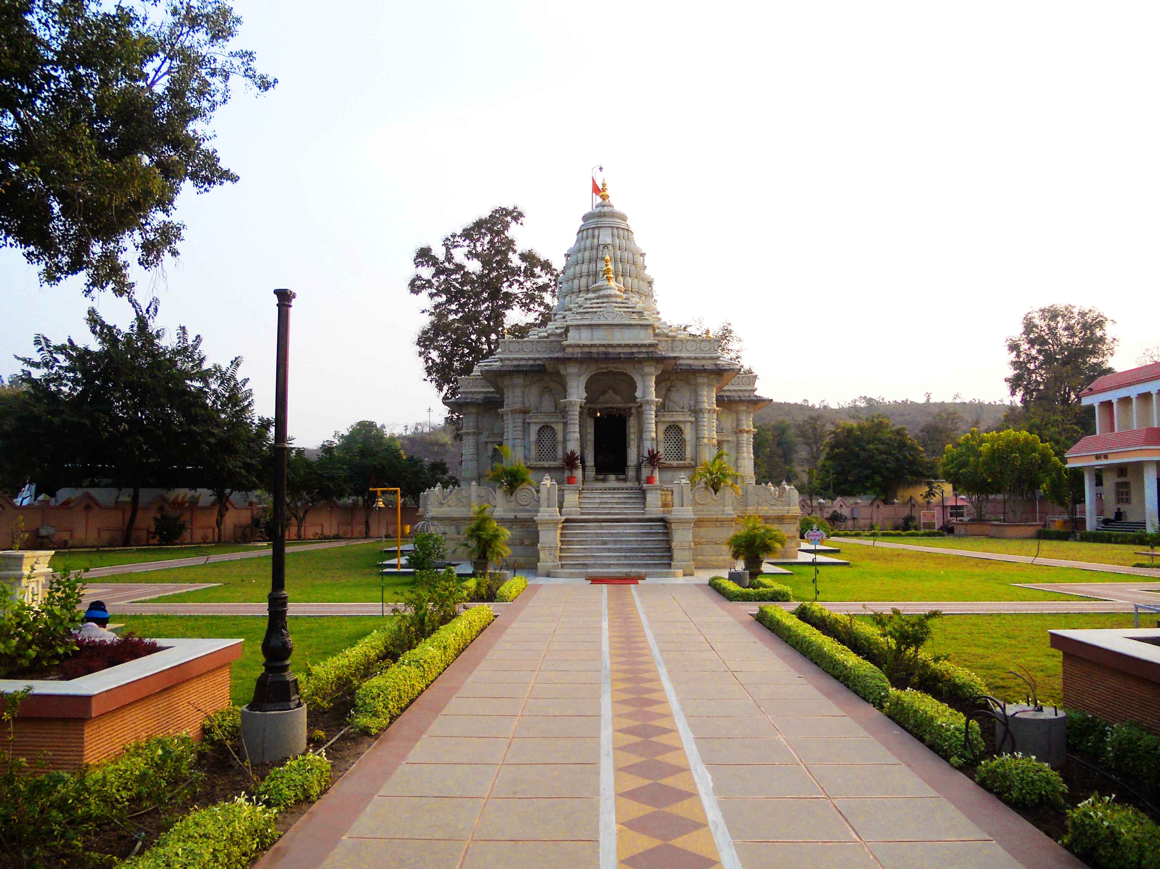 File:Gajanan Maharaj Mandir at Omkareshwar.jpg - Wikimedia ...