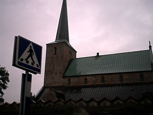 File:Genarps kyrka från sidan.jpg