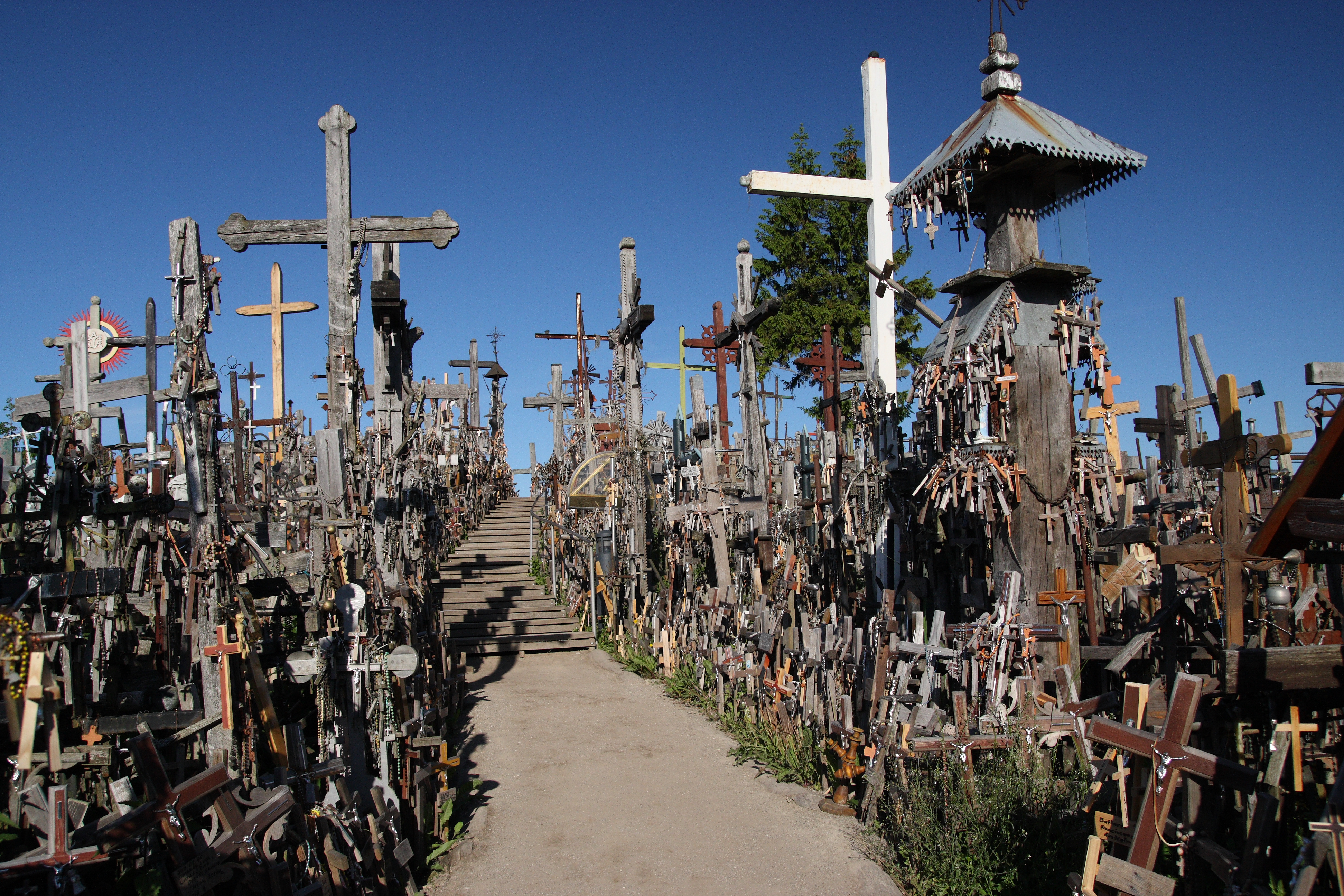 Фото страшных мест в мире. Гора крестов (Hill of Crosses), Литва. Гора крестов место паломничества в Литве. Гора крестов Литва храм. Францисканский монастырь Литва гора крестов.