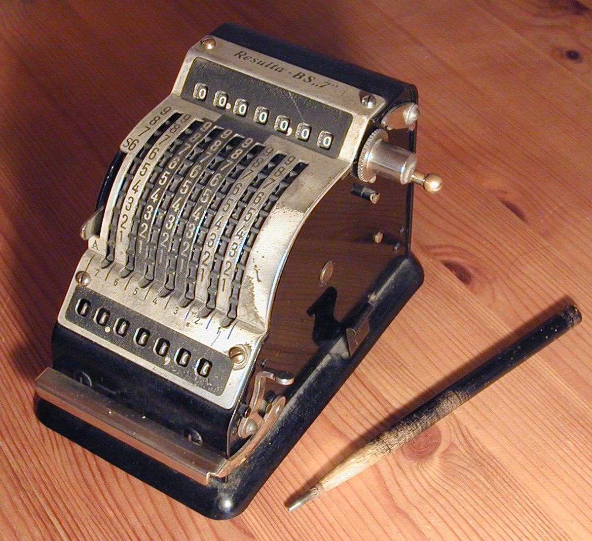 https://upload.wikimedia.org/wikipedia/commons/6/69/Mechanical_calculating_machine.jpg