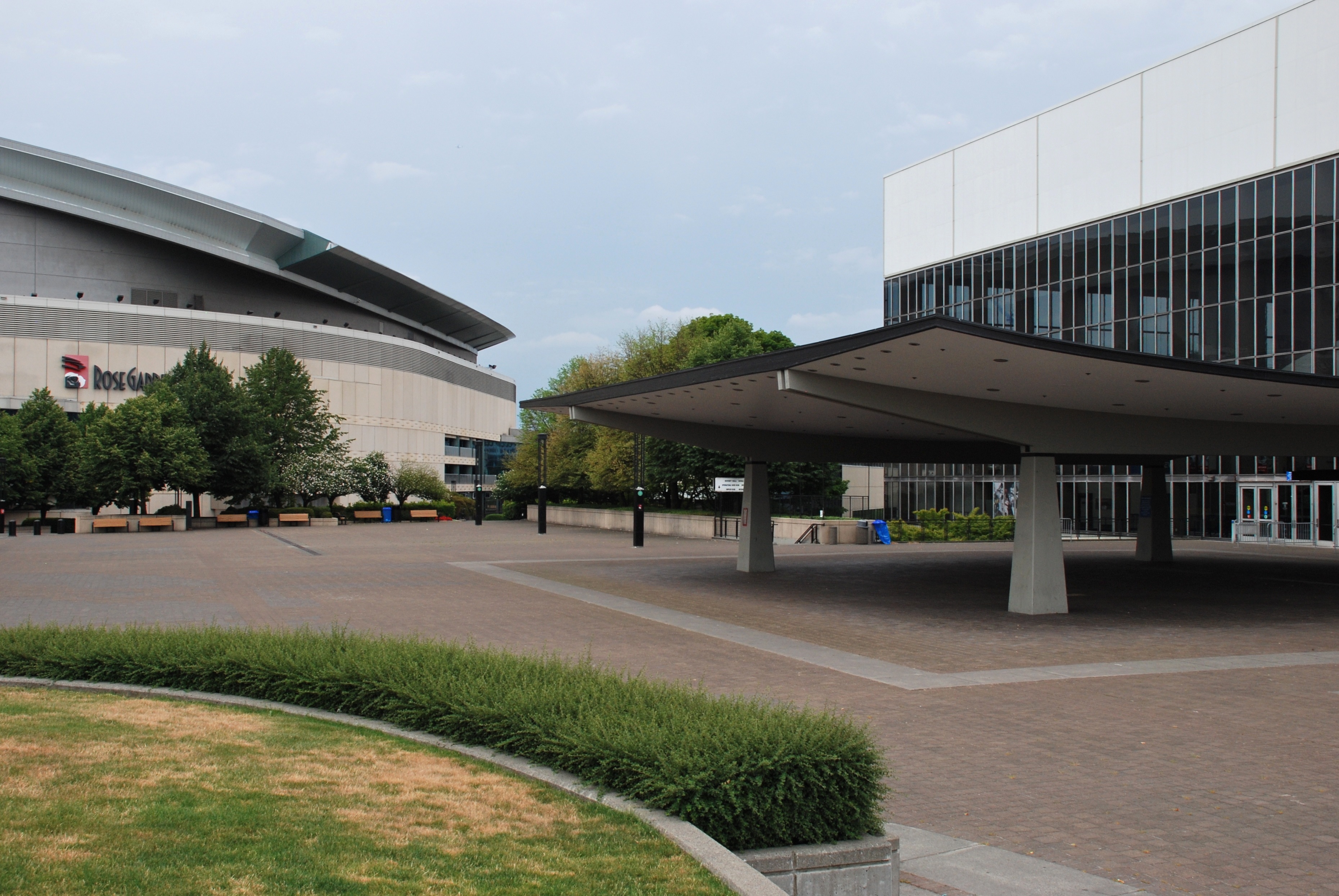 Datei Memorial Coliseum And Rose Garden Arena In 2013 Jpg Wikipedia