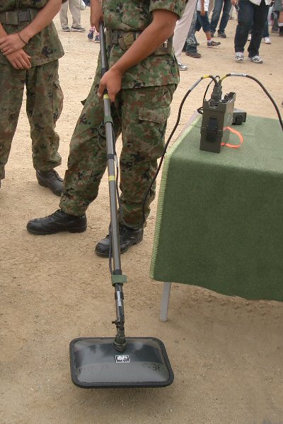 File:Metal detector-ja89.jpg